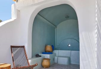 Bluewhite Villa Santorini has rooms with a private hot tub