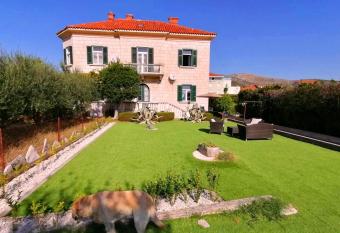 Villa Celio Cega has Smoking/Balcony rooms