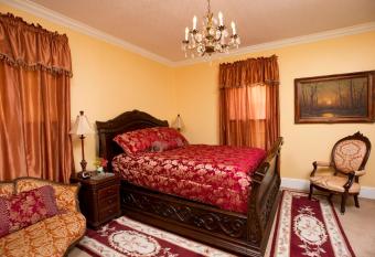 Historic Sion Bass Guest House has rooms with a private hot tub