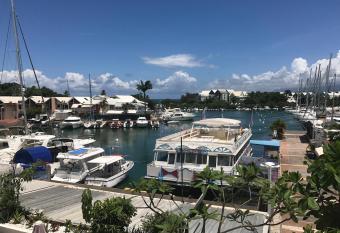 EBT Housse, appartement, jacuzzi vue mer, 10 min a  roport et port allows 18 year olds to book a room