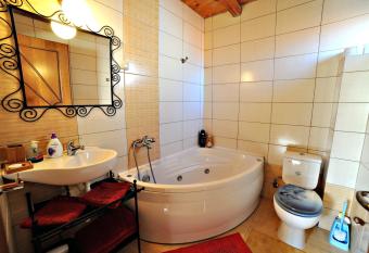 Aroma Elatis has rooms with a private hot tub