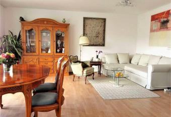 Gro  e Wohnung f  r Gruppe has Balcony rooms