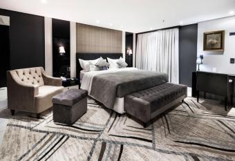 Hotel Sibara SPA & Conven    es has rooms with a private hot tub