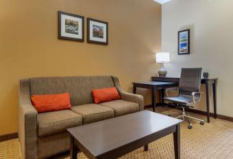 Comfort Inn & Suites Kenosha has rooms with a private hot tub
