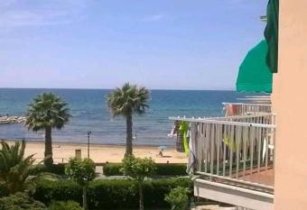 Casa al mare allows 18 year olds to book a room