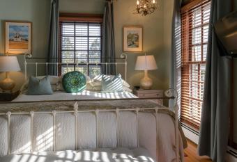 Captain Freeman Inn has Balcony rooms