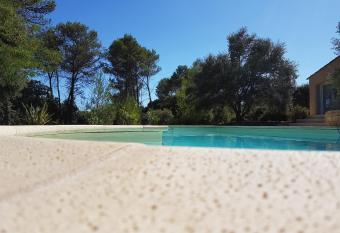 S  jour Pic Saint Loup allows 18 year olds to book a room