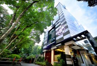 Southern Plaza allows 18 year olds to book a room