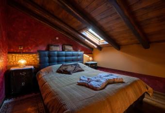 Ontas Guesthouse & Spa has rooms with a private hot tub