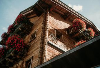 Alpen Hotel Chalet has Balcony rooms