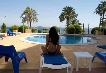 ShoreHouse Apartamento de primera linea en Playa Honda allows 18 year olds to book a room