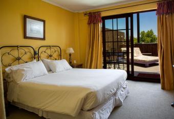 Hotel Santa Cruz Plaza has rooms with a private hot tub