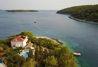 Waterfront villa with pool has Balcony rooms