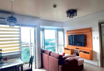 De Luxe, Standard and Studio Suites -The Breeze Residences-close to Airport,Mall of Asia, US Embassy has Balcony rooms