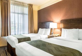 Ramada Suites by Wyndham San Diego/Hotel Circle Area allows 18 year olds to book a room