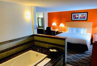Days Inn by Wyndham Sturtevant / Racine / Mount Pleasant has rooms with a private hot tub