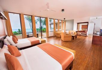 Mandara Resort Mirissa has rooms with a private hot tub