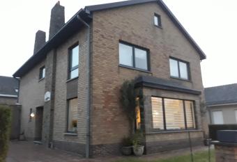 Kamer + douche in villa has Balcony rooms