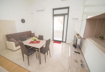 Casa Marinella has Balcony rooms