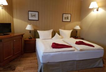 Stadtschlo   Hecklingen*** allows 18 year olds to book a room