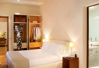 Ricasoli Firenze Luxury Apartments | UNA Esperienze has rooms with a private hot tub