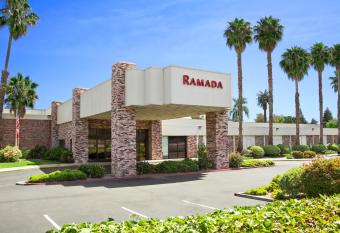 Ramada by Wyndham Sunnyvale/Silicon Valley has rooms with a private hot tub