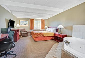 Travelodge by Wyndham Iowa City has rooms with a private hot tub