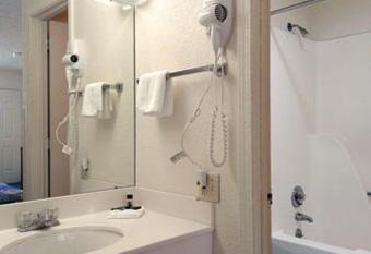 Travelodge by Wyndham Parkersburg has rooms with a private hot tub