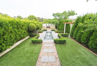 S T U D I O 22 Peaceful Retreat with Garden Views allows 18 year olds to book a room