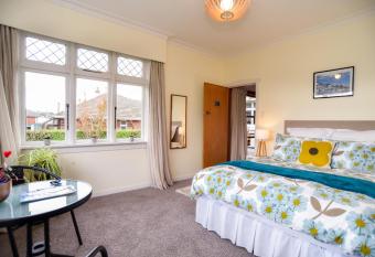 English Ave allows 18 year olds to book a room