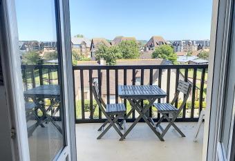 Cabourg Proche Thalasso has Balcony rooms