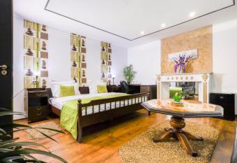 Pensiunea Venus allows 18 year olds to book a room