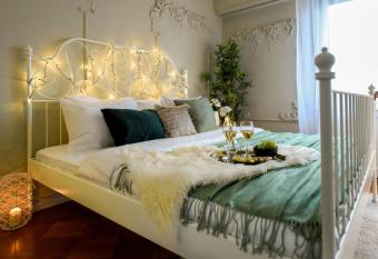 Luxury Central - Old Town Studio allows 18 year olds to book a room