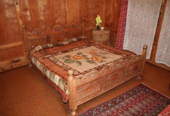 Houseboat Young Manhattan has rooms with a private hot tub