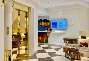 Hotel Brescia & Apartments has rooms with a private hot tub