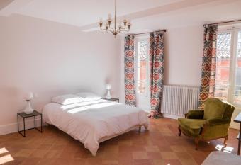 La Cour Verte has Balcony rooms