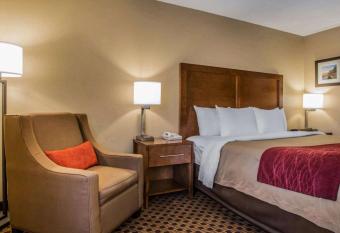 Comfort Inn Joliet West I-80 has rooms with a private hot tub