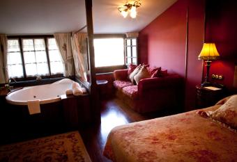 La Moncloa de San Lazaro has rooms with a private hot tub