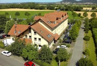 HOTEL PARQ  O im A66 allows 18 year olds to book a room