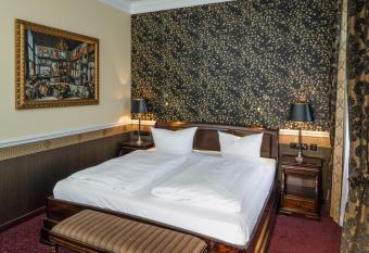 Myer s Hotel Berlin has rooms with a private hot tub