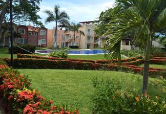 Casa Flamingos 25 allows 18 year olds to book a room