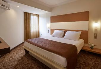 Richmond Pamukkale Thermal has rooms with a private hot tub