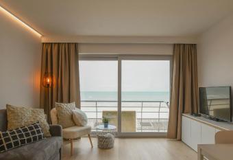 Studio zwembad met frontaal zeezicht allows 18 year olds to book a room