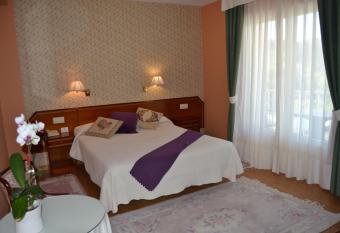 Hotel y Casona El Carmen has rooms with a private hot tub