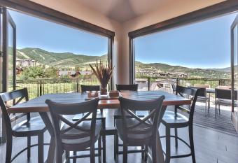 Blackstone by Canyons Village Rentals has rooms with a private hot tub