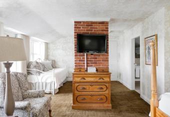 Manoir Hovey, Relais & Ch  teaux has Balcony rooms