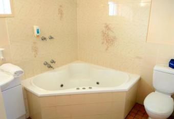 Australia Park Motel has rooms with a private hot tub
