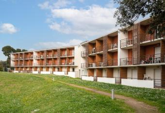 Vacanc  ole - Le Fonserane - B  ziers Sud allows 18 year olds to book a room