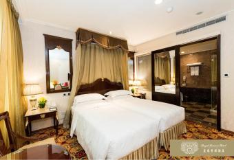 Royal Seasons Hotel Taipei     Nanjing W. has rooms with a private hot tub