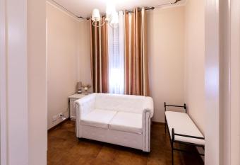 Il Novecento allows 18 year olds to book a room